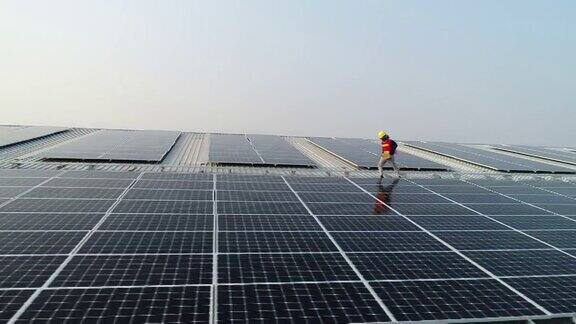 工人在工厂屋顶安装太阳能电池板