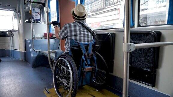 曼谷轮椅旅游地标概念乘公共汽车旅行的游客