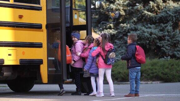 各种各样的快乐的学生匆忙地进入校车