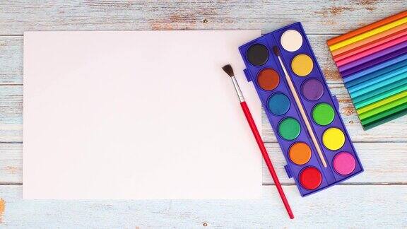 彩色蜡笔出现在桌子上与绘画和艺术用品-停止运动