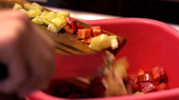 青椒和红椒从切菜板上掉到碗里