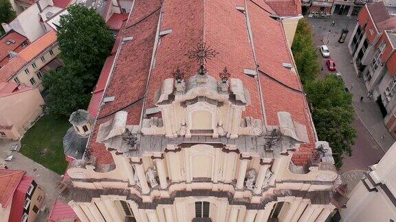 立陶宛维尔纽斯-2019年7月:维尔纽斯旧城圣约翰教堂的中世纪建筑鸟瞰图
