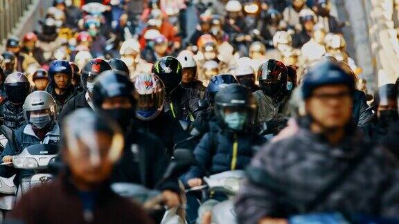 摩托车瀑布台北成群的人在骑摩托车
