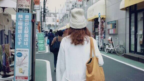 在日本当地散步的亚洲女人