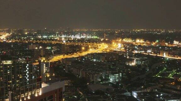 时间流逝交通和鸟瞰夜景与交通收费高速公路在曼谷市中心