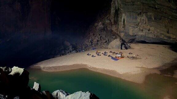 在洞穴里露营