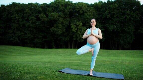孕妇在户外练习瑜伽健身