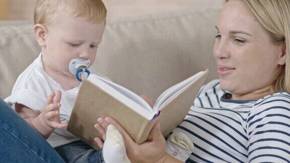 年轻的妈妈给宝宝读故事
