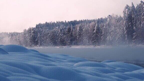 河面结冰水面开阔岸上有雪堆多云多雾的冬日