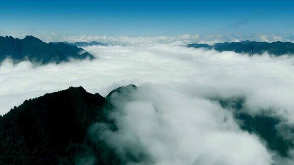 山上云层的鸟瞰图