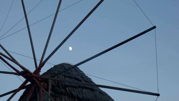 月亮和希腊米科诺斯岛上历史悠久的风车的特写