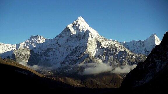 AmaDablam(6170米)和Khumbu山谷的全景