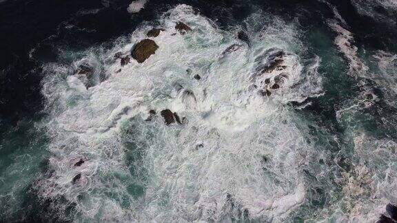 海浪拍击岩石
