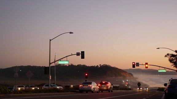 交通信号灯太平洋海岸高速公路加利福尼亚黄昏时分沿着海洋自驾游