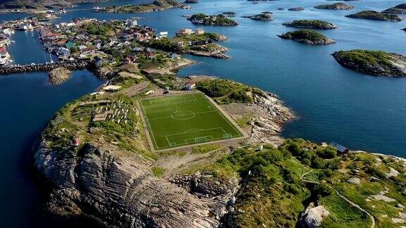 挪威罗浮敦足球场位于亨宁斯维尔