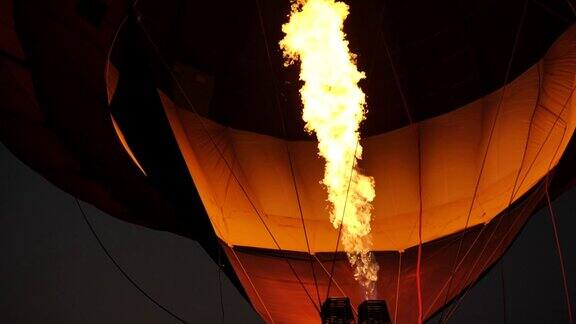 热气球的慢镜头热气球中起火