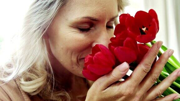 女人在闻一束花