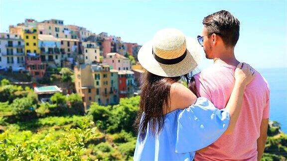 这对幸福的夫妇在意大利古老的海岸村庄的景色