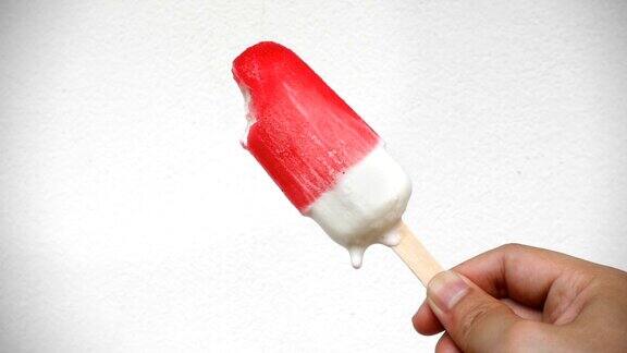 白墙背景上融化的草莓冰淇淋