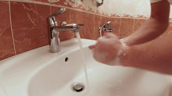 用肥皂和温水洗手