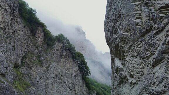 陡峭岩石峭壁之间的深裂缝