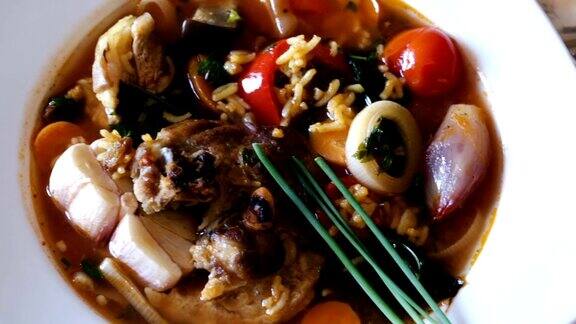 丰富的羊肉汤配米饭西红柿和香草