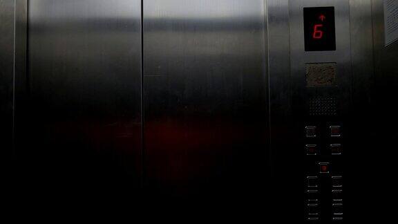 4k:电梯门
