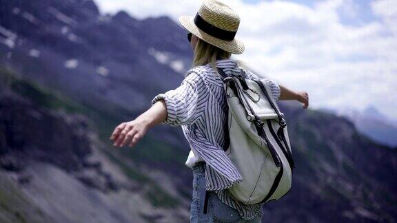 兴奋的年轻冒险女人漫游欲望在阿尔卑斯山的海拔上感觉自由的暑假