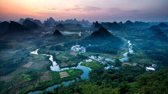 桂林漓江日落和喀斯特山脉全景