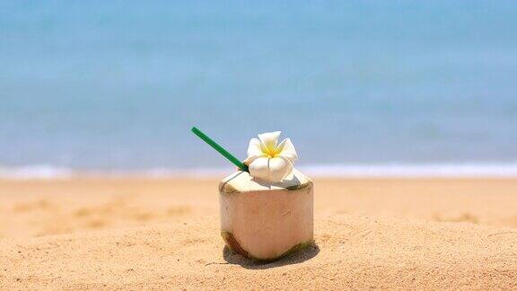 热带海滩上的新鲜椰子汁