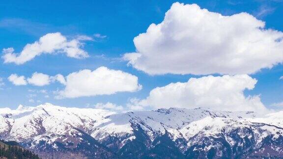 在印度喜马偕尔邦的马纳里喜马拉雅山上方的云的时间流逝视图