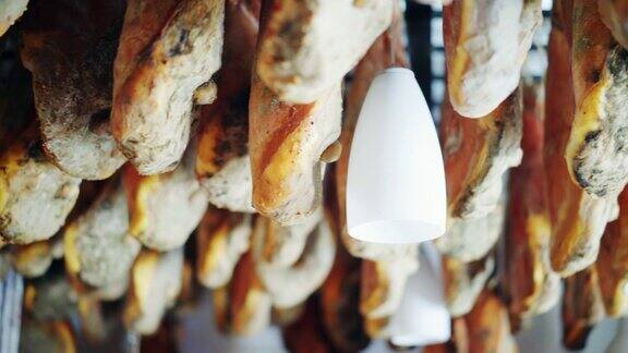在一个火腿工厂熏火腿挂起来晾干传统的肉干烹饪方法干肉类熟食店