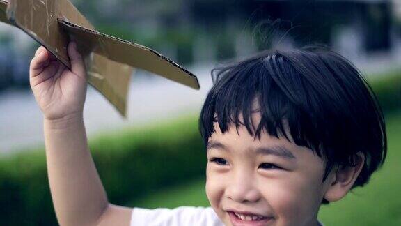 小男孩在玩纸飞机