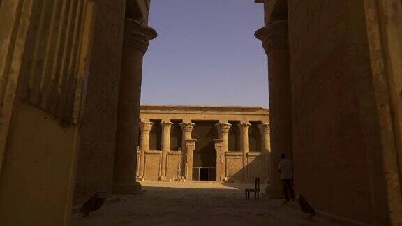 在Edfu庙的入口处埃及在尼罗河河畔的Edfu城附近的阿斯旺希腊罗马建筑献给荷鲁斯