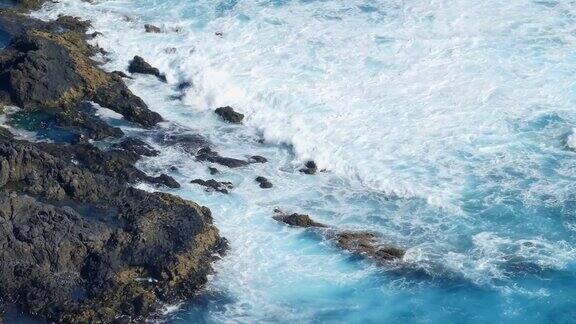 海浪撞击岩石的壮丽景色