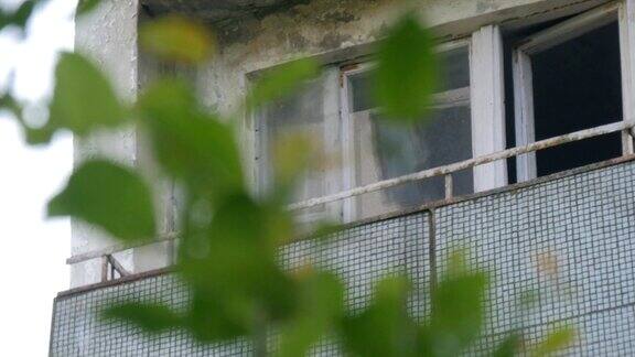 切尔诺贝利-被污染城市的废弃房屋的阳台