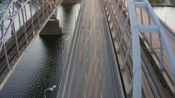 骑自行车的人从桥上飞过的无人机照片