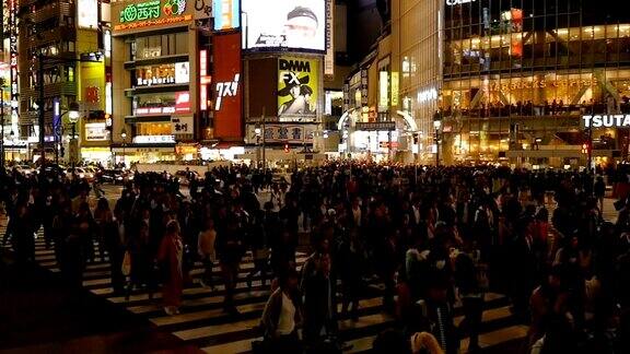 高清慢镜头:行人在东京涩谷区行走