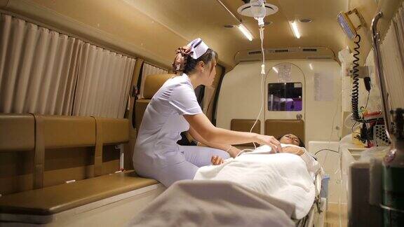 在救护车里治疗病人的女护理人员