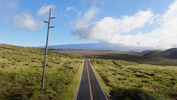 美国夏威夷大岛上的莫纳克亚火山和莫纳罗亚火山之间的夏威夷州公路200号也被称为马鞍公路的无人机镜头通过风景的电影平移