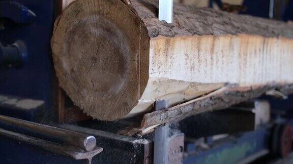 机床切削加工原木的过程