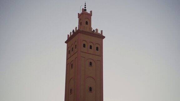 蓝天下的清真寺尖塔