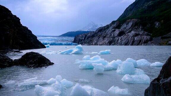 智利巴塔哥尼亚灰色冰川上漂浮着冰块