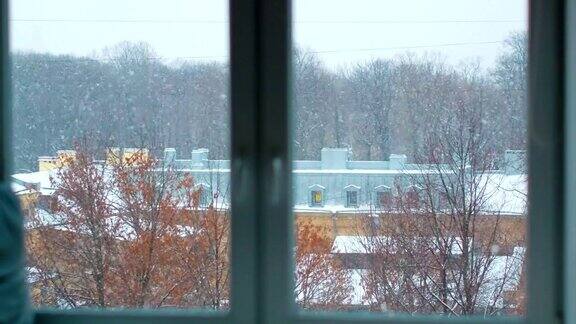 窗外冬天下雪的景色在冬天透过窗户看