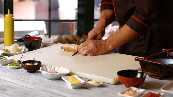 手用刀切寿司