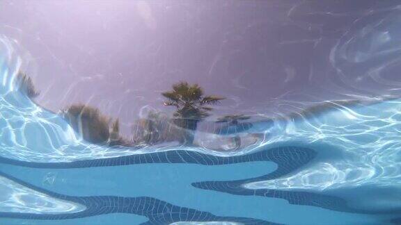 慢镜头中游泳池里的水泡