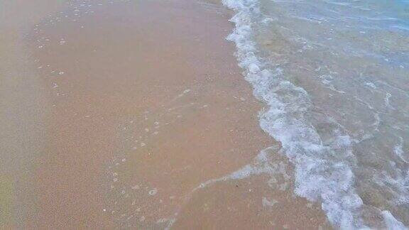 清澈的海浪在沙滩上的背景