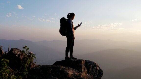 站在山顶上使用手机