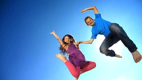 HD超级慢动作:快乐的兄弟姐妹在空中跳跃