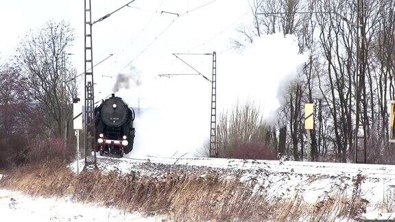 雪地里的复古蒸汽火车